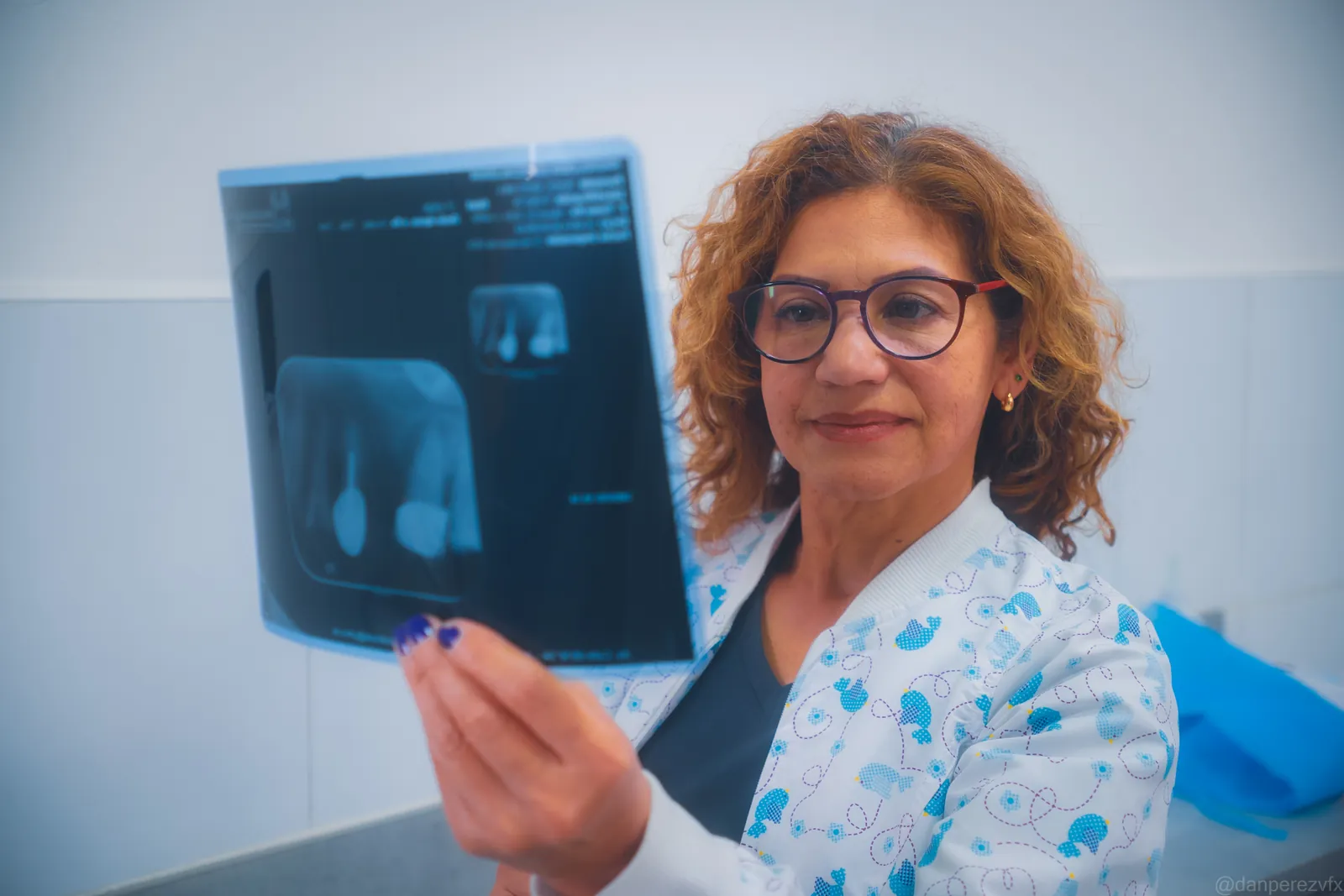 Dra. María Eugenia Bastidas revisando una radiografía en la valoración